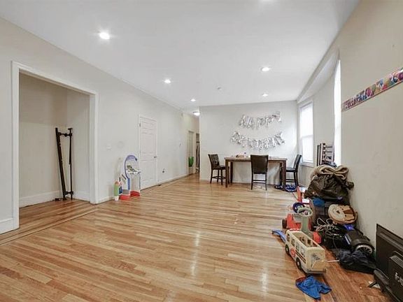 4th image of 18 Winfield Ave