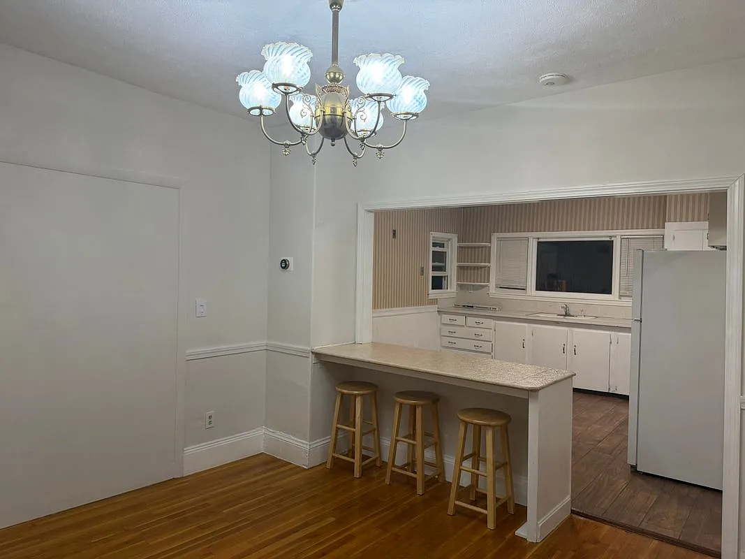 3 bed, 1.0 bath, 1035 sqft, $2,900 — Photo 2