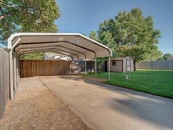 LONG 90' driveway and carport for your extra "toys":  RV's, cars, boats, etc