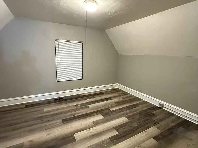 2515 Girard Ave N — Photo 9
