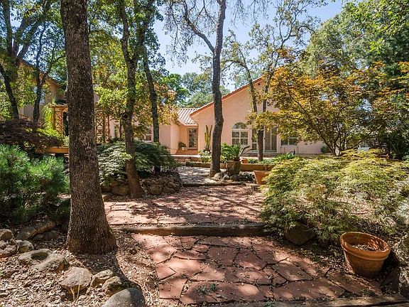2nd image of 806 Knight Ln