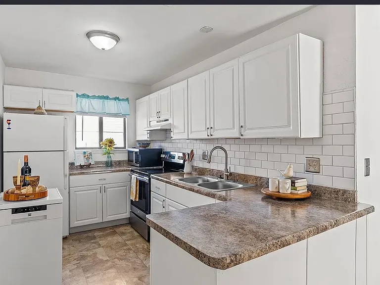 125 Franklin Ave #509 — Photo 3