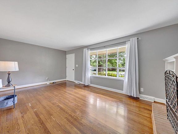 5th image of 910 Woodhaven Dr