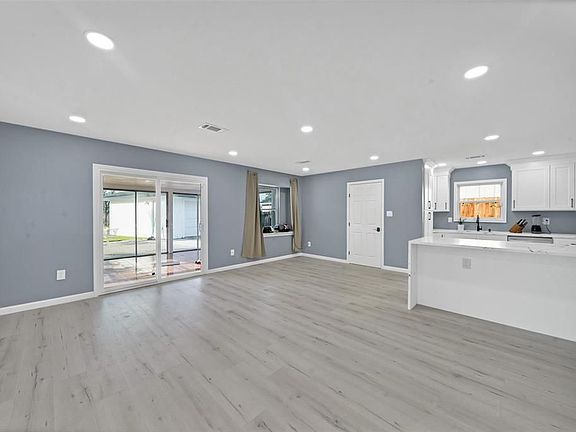 4th image of 5215 Trail Lake Dr