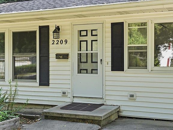 3rd image of 2209 Prairie Rd