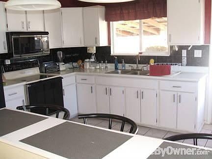 Kitchen : Tile floors, breakfast bar
