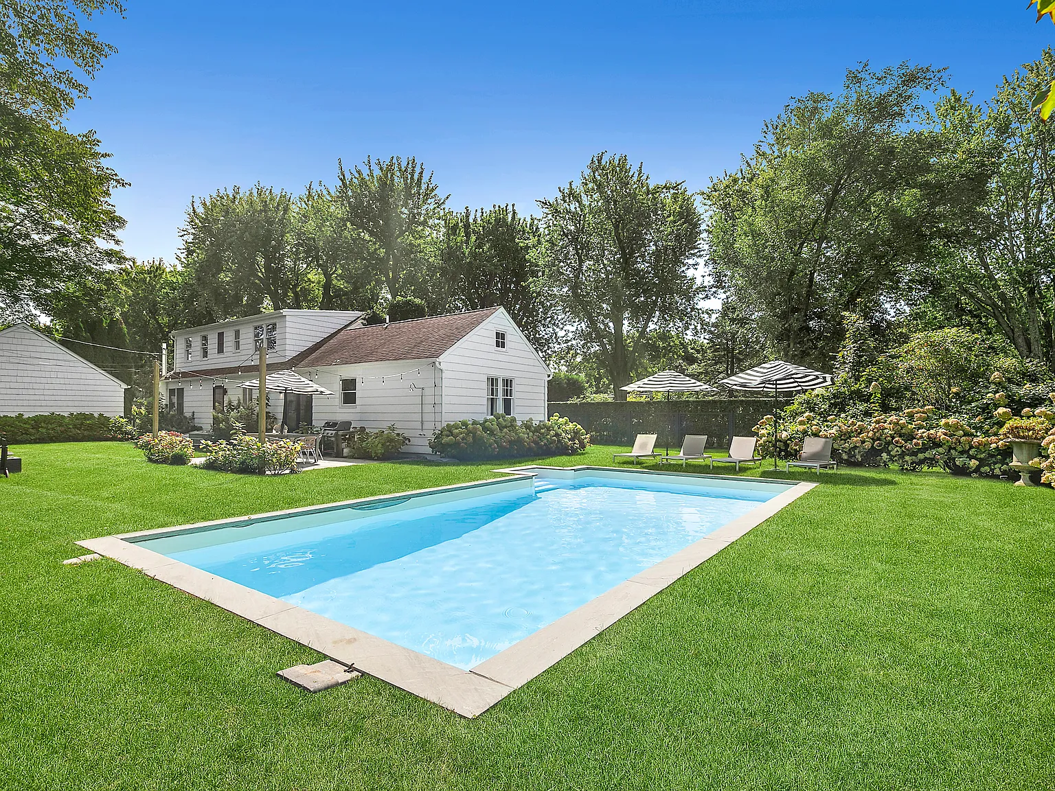 New Chic East Hampton Village Home with pool! — Photo 2