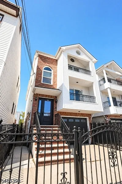 3 bed, 2.0 bath, 1200 sqft, $2,300 — Photo 2