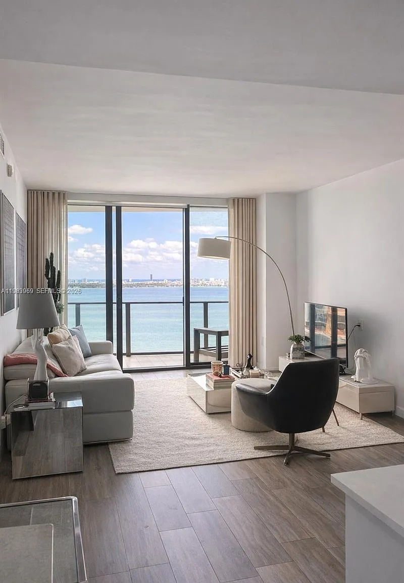 Icon Bay Condo — Photo 2