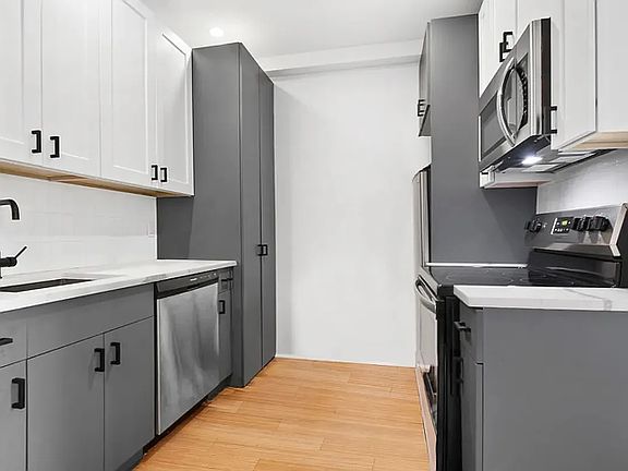 2nd image of 315 Cornelia St #6