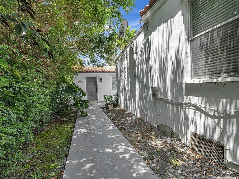 1044 SW 13th Ct — Photo 3