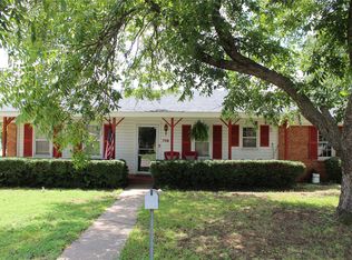 706 Gray St, Bowie, TX 76230