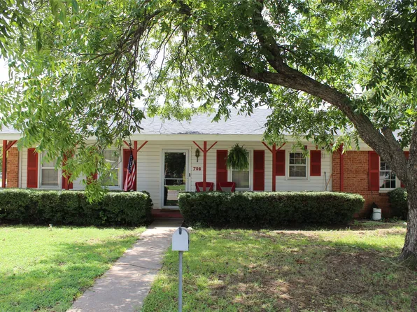 706 Gray St, Bowie, TX 76230