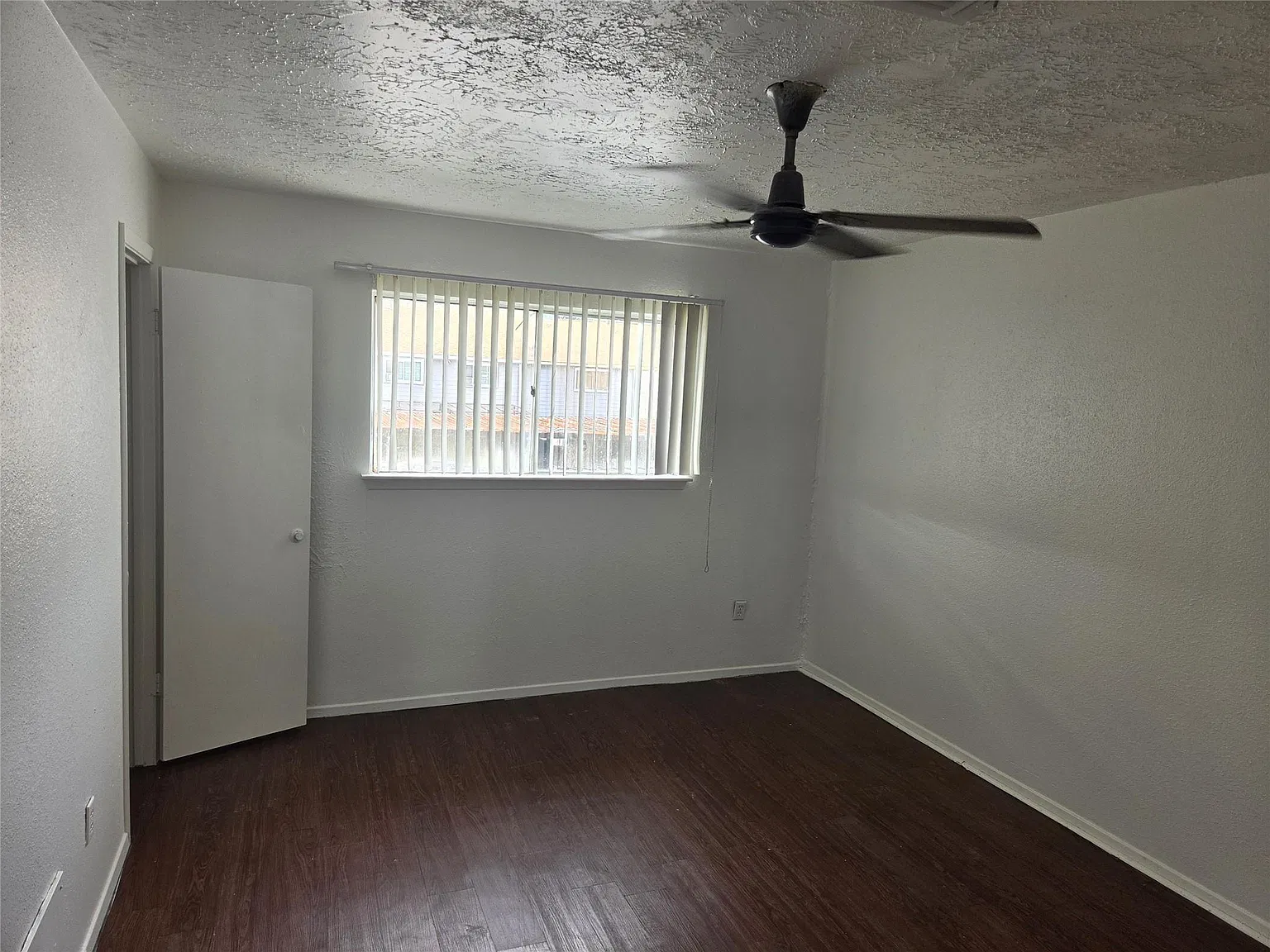 2 bed, 1.5 bath, 1156 sqft, $1,299 — Photo 4