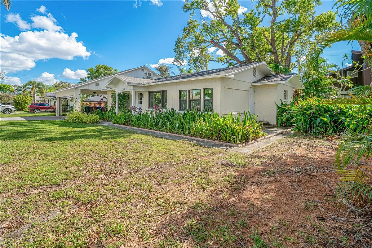 1540 Alhambra Dr — Photo 3