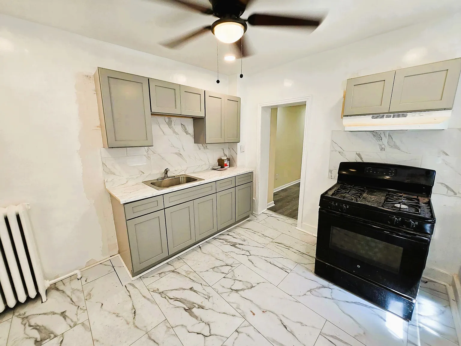 4 bed, $2,400 — Photo 2