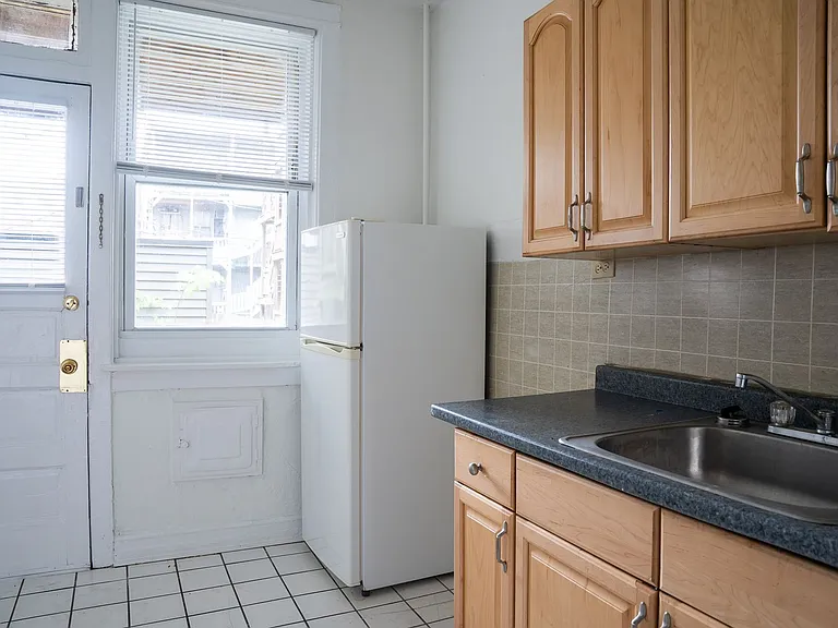 1466 W Argyle St #1R — Photo 1