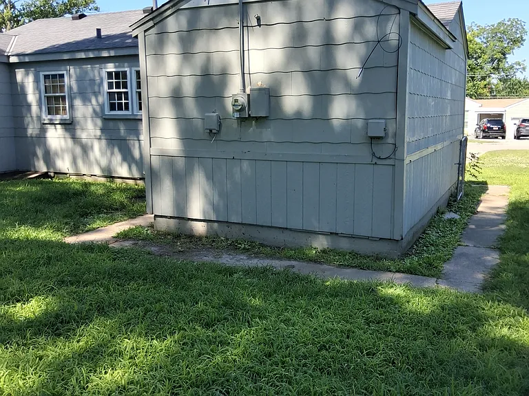 1552 S Elm Ave — Photo 3