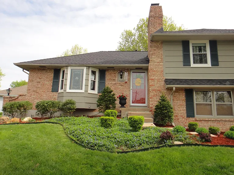 5429 Foster St — Photo 2