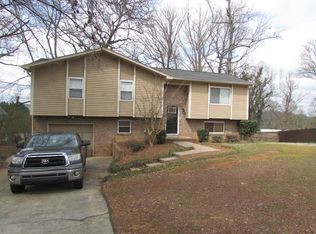 702 Oak Dr E, Trussville, AL 35173