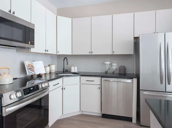 55 Riverwalk Place image 4 of 37