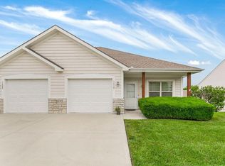 1610 Fall Creek Dr, Tonganoxie, KS 66086