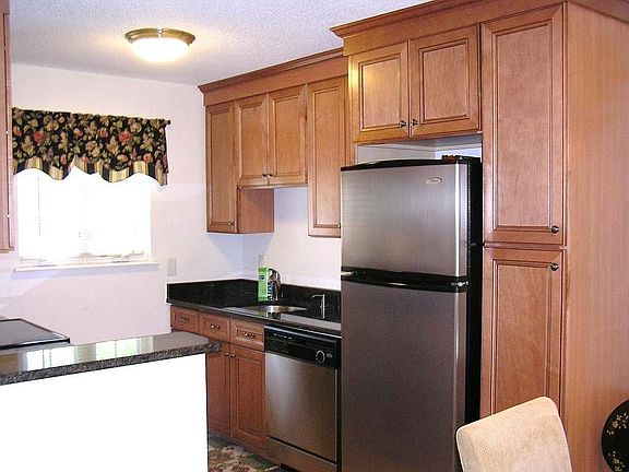 Maple Cabinets & Stainless Apppliances