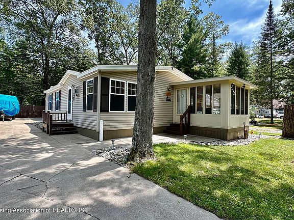 3rd image of 128 Cottage Dr