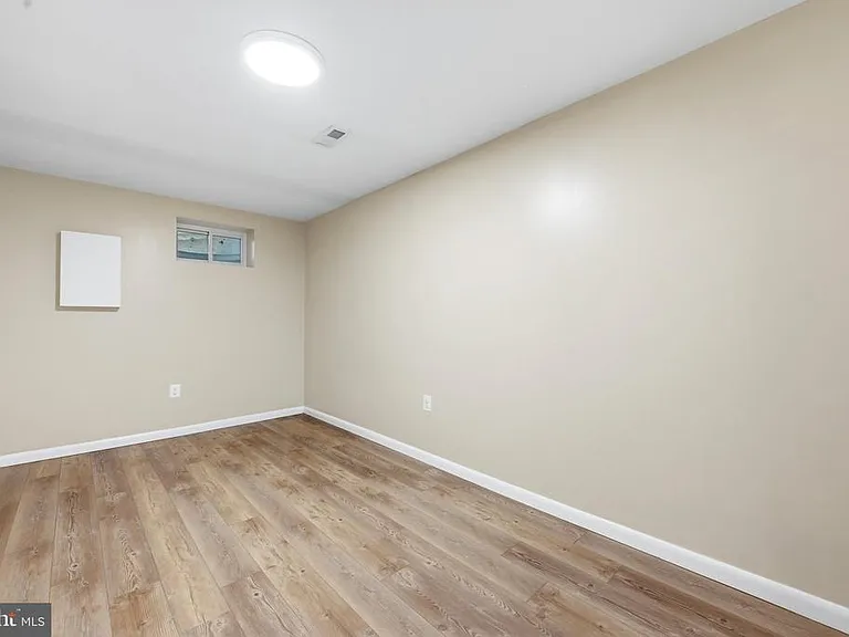 8811 Burbank Rd — Photo 44