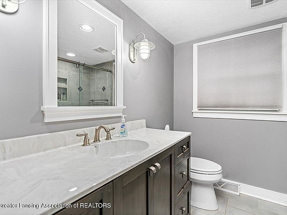 4th image of 907 Hampshire Dr