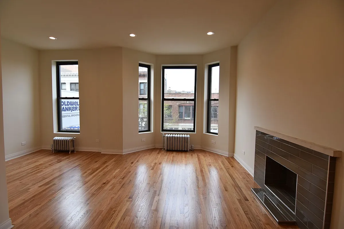 Building Photo - 900-908 W Belmont Ave