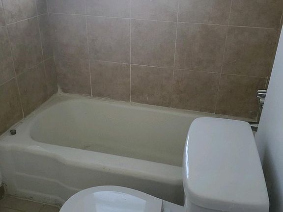 4th image of 239 W Regent St