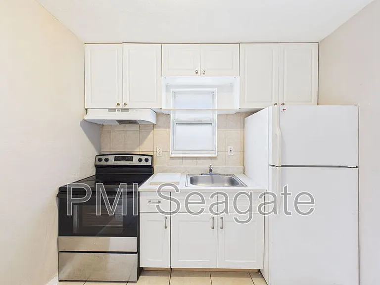 2711 NW 1st St #4 — Photo 7
