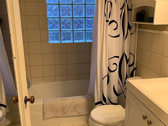 5th image of 959 E Thurston Ave