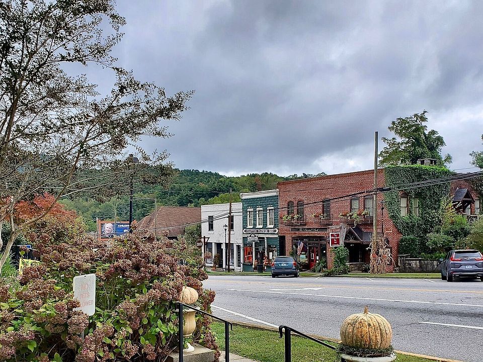 2nd image of 28 Raven Ridge Rd