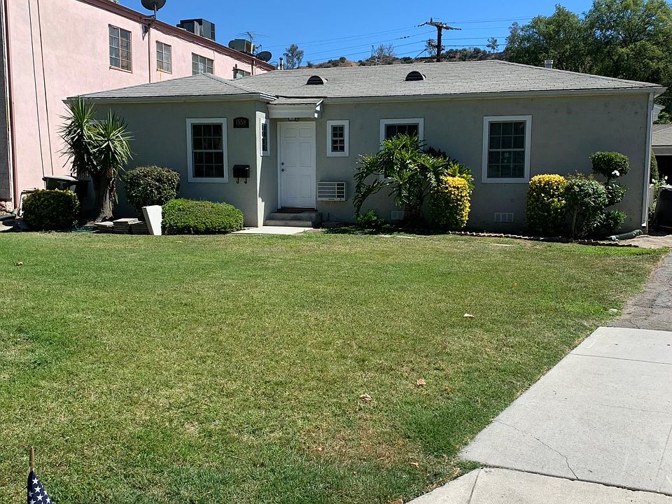 Front lawn approach toward entrance door