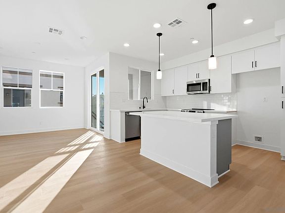 3rd image of 205 Sarina Ln