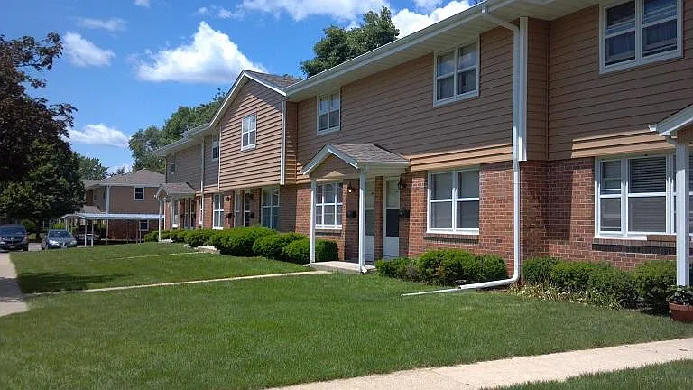 Shorewood Townhouse Apartments — Photo 6