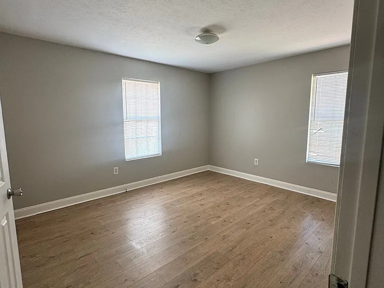 1047 Ellis Ln — Photo 11