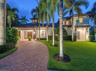 131 3rd St N, Naples, FL 34102