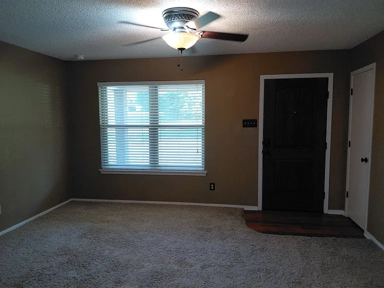 3725 Greenwood Rd — Photo 10