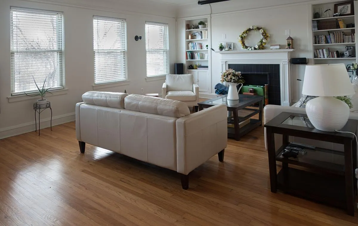 Living Room - 6150 N Hamilton Ave #2