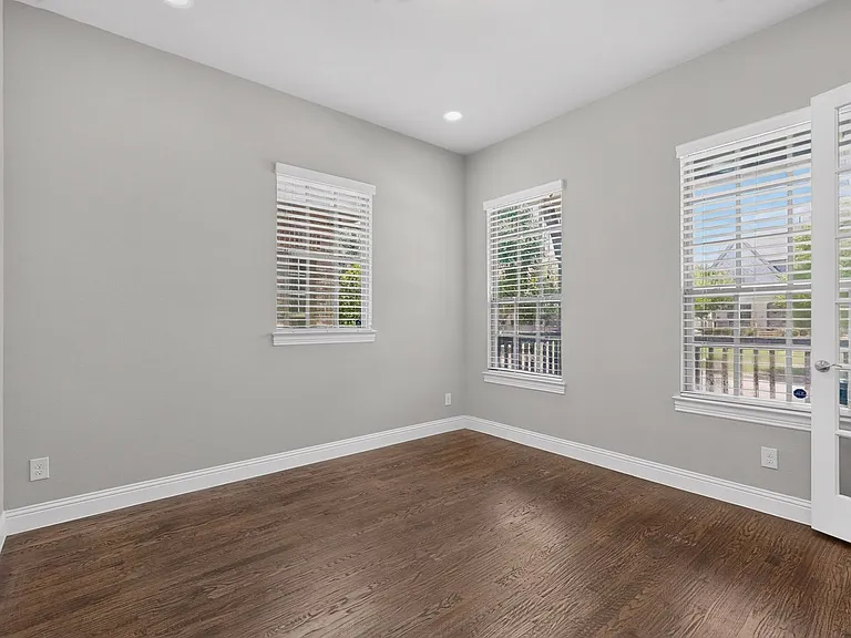 8261 Kentland Dr — Photo 30