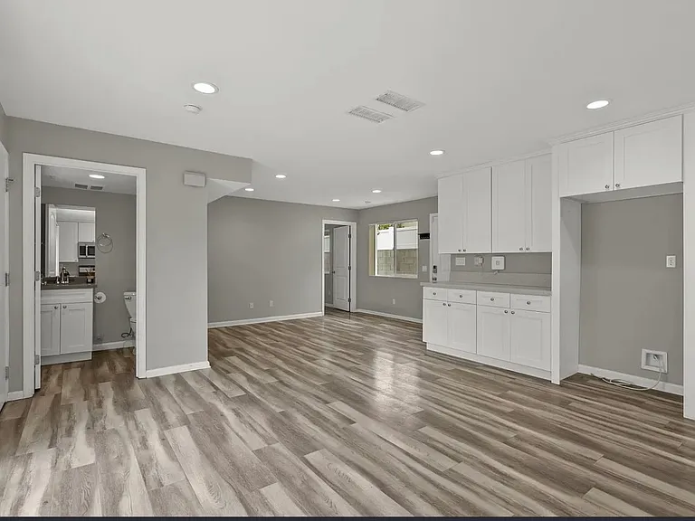 7540 Lindley Ave — Photo 9