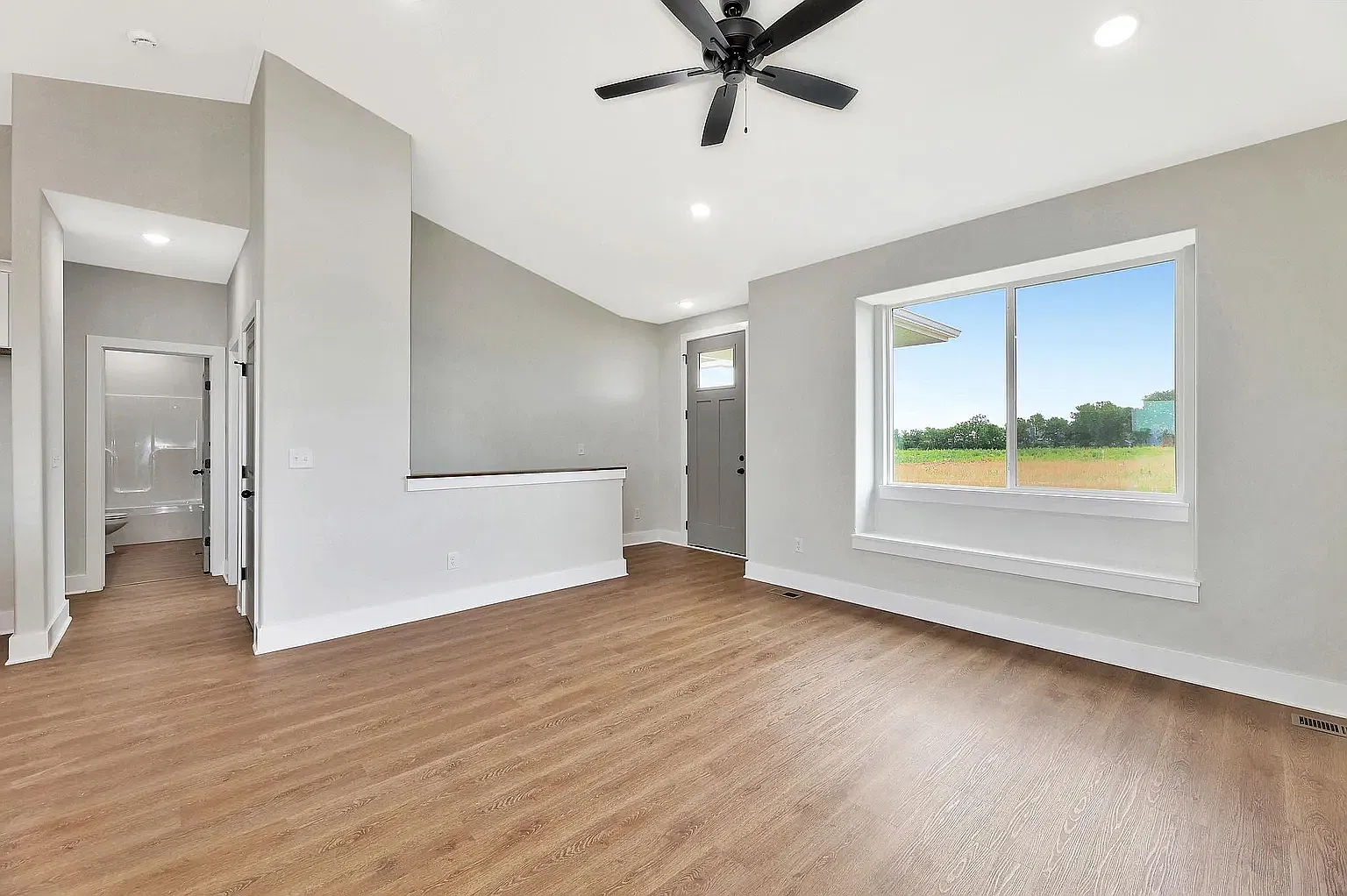 4 bed, 2343 sqft, $2,495 — Photo 3