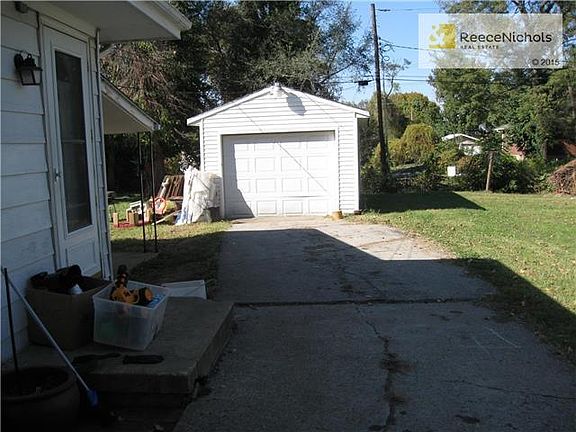 Detached garage