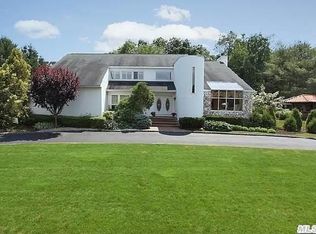 2 Roses Ct, Dix Hills, NY 11746
