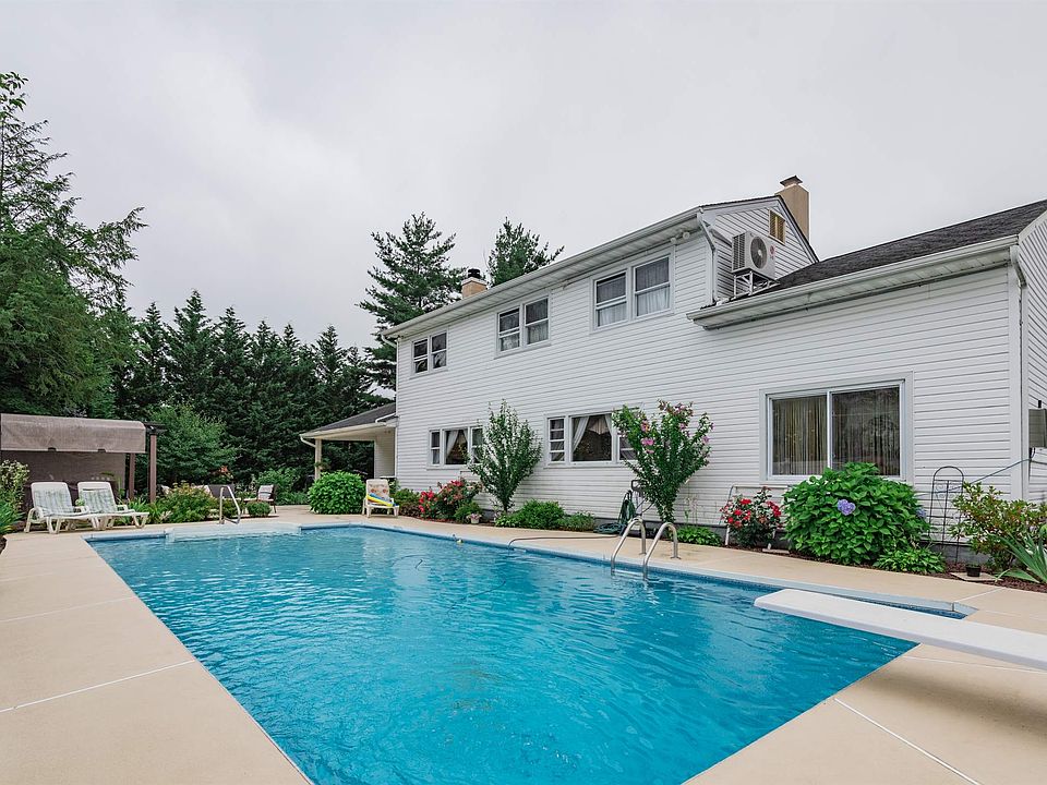 1st image of 4 New England Dr