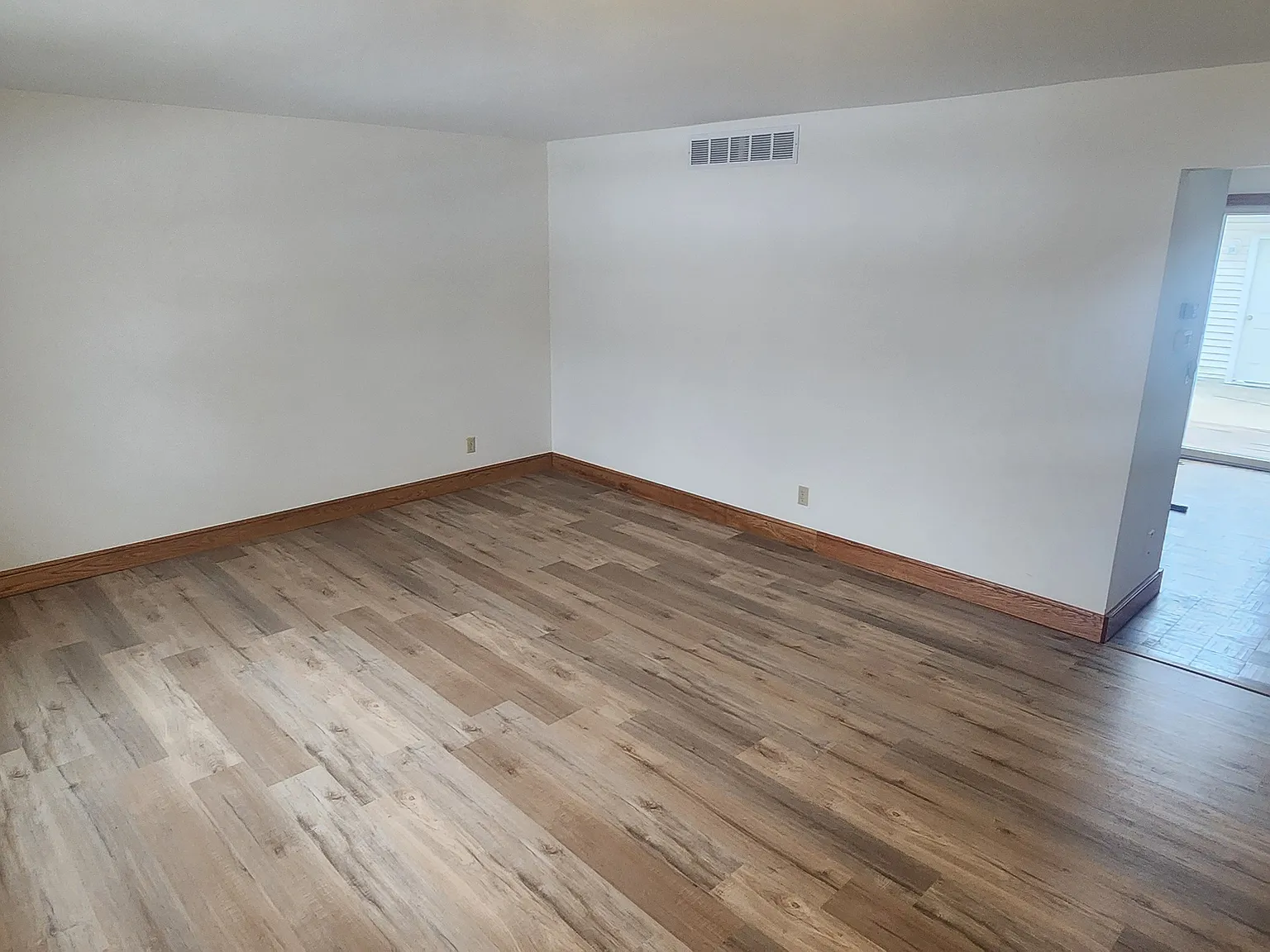 3 bed, 1.5 bath, 1300 sqft, $2,100 — Photo 4