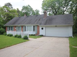 2782 Pinesboro Dr NE, Grand Rapids, MI 49525